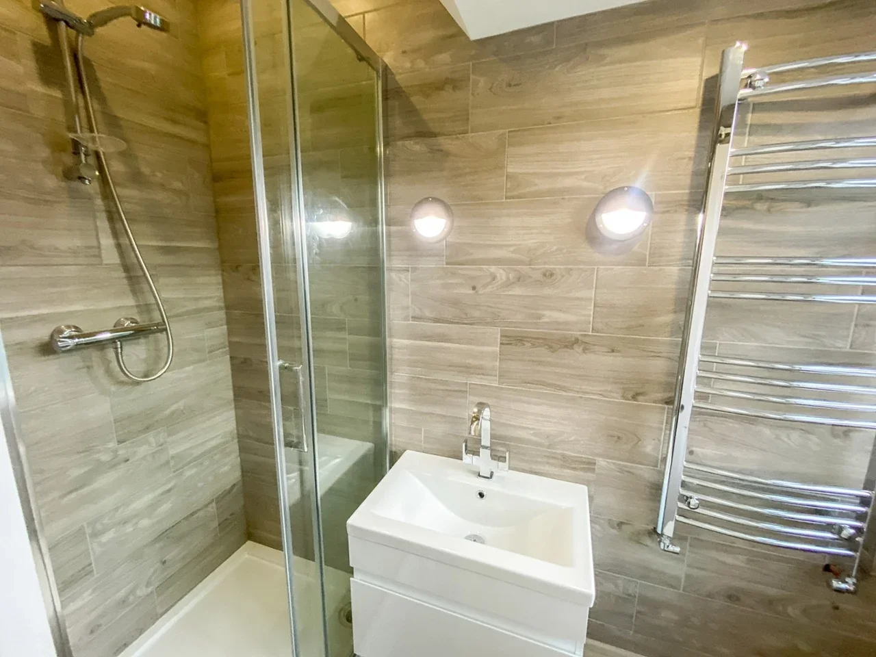 Room Mayfield Road in Greater London