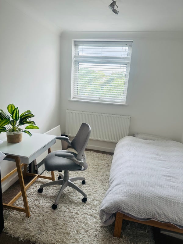 Room Hamilton Road in Greater London