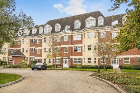 Flat Middle Gordon Road in Surrey Heath