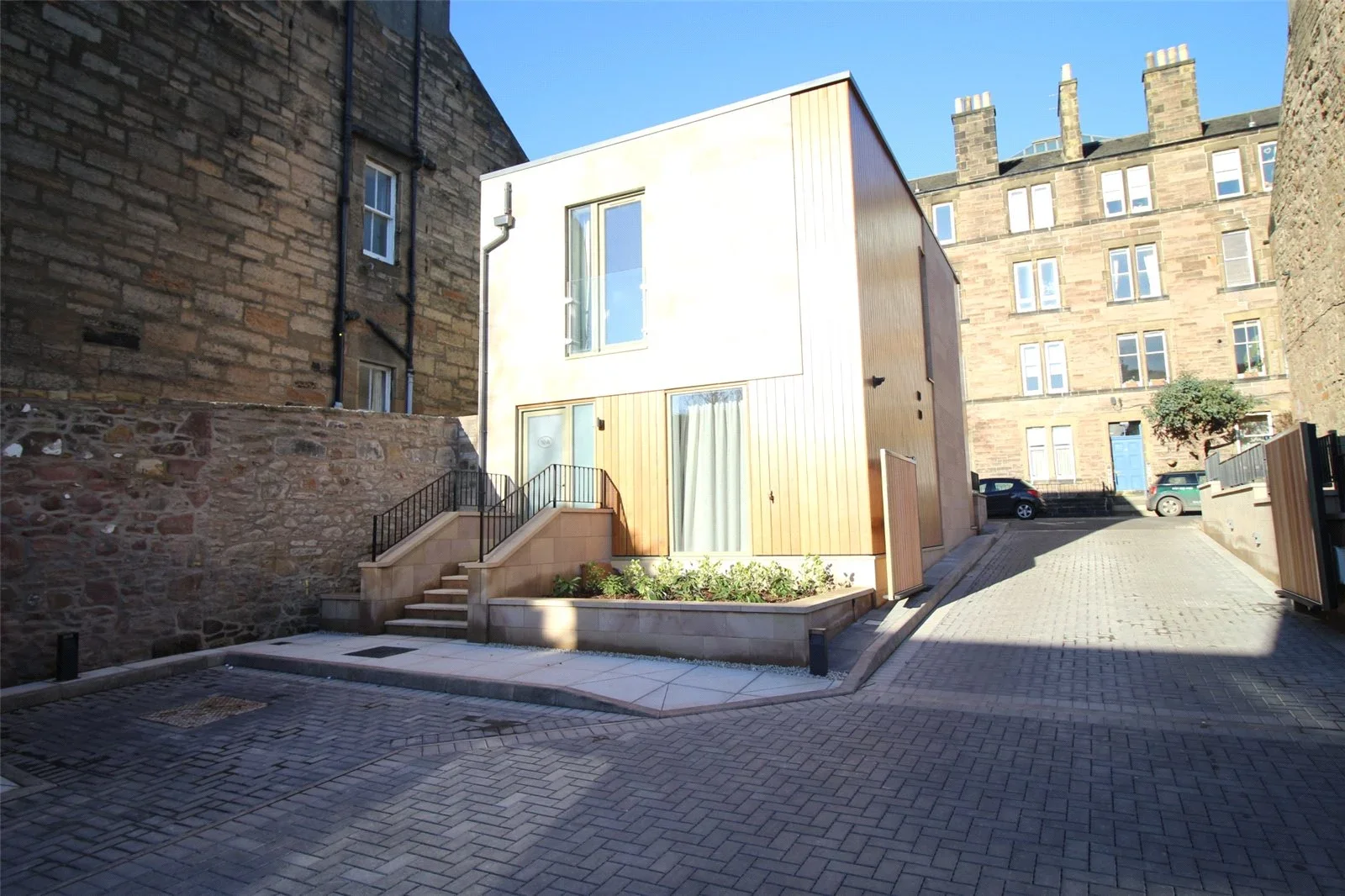 House Jordan Lane in City of Edinburgh