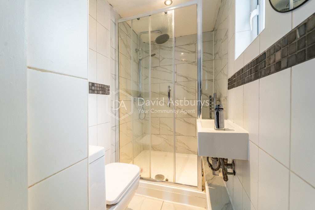 Flat Gillett Place in Greater London