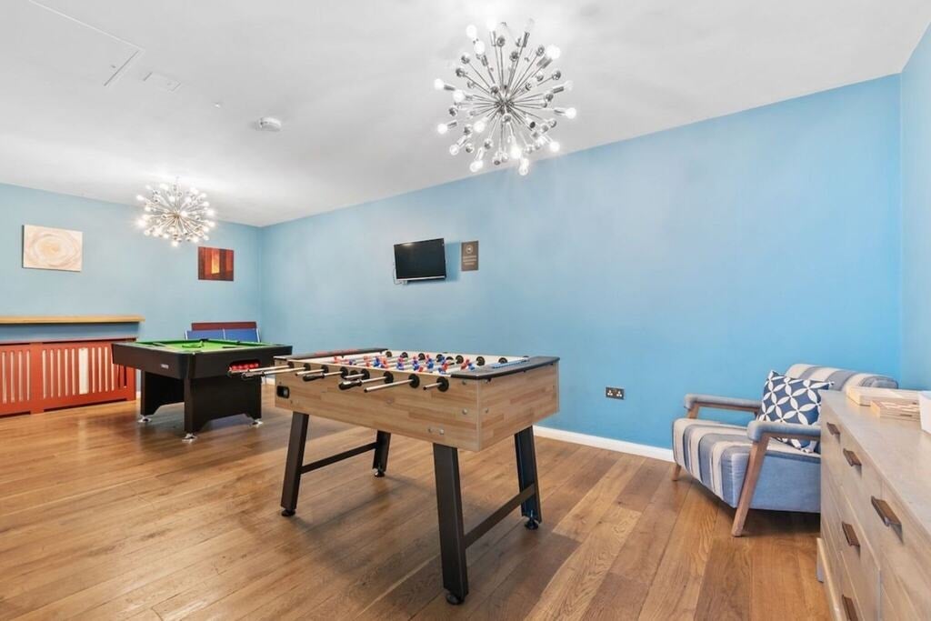 Flat Greenhill Way in Greater London