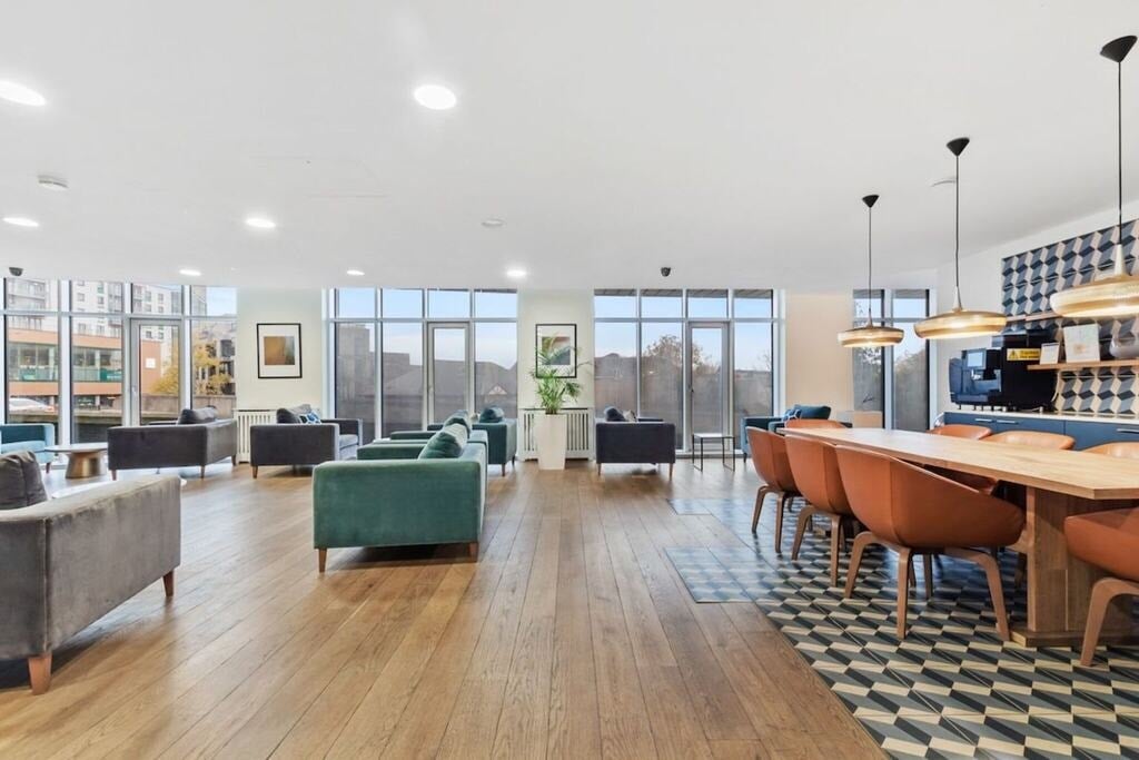 Flat Greenhill Way in Greater London
