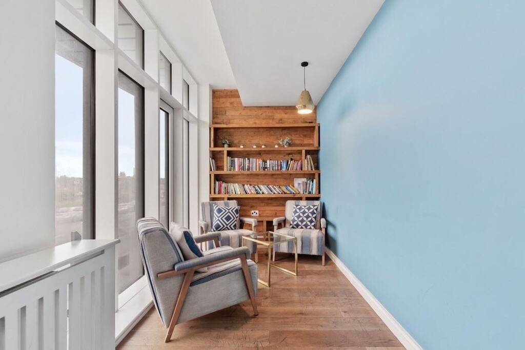 Flat Greenhill Way in Greater London