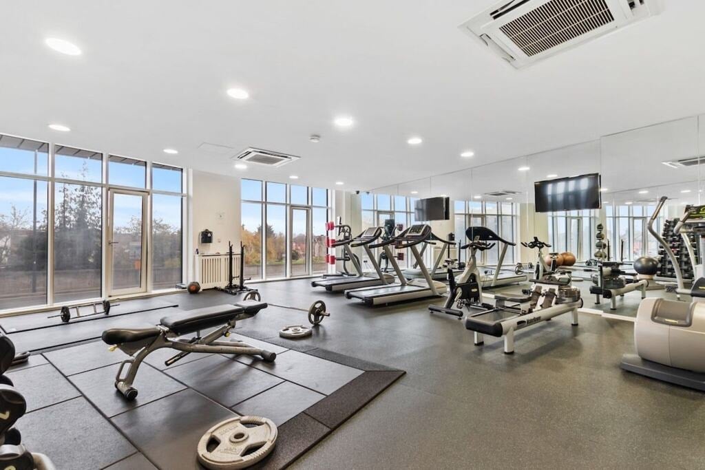 Flat Greenhill Way in Greater London