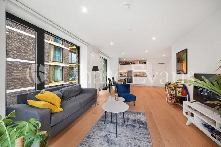 Flat Bradfield Road in Greater London