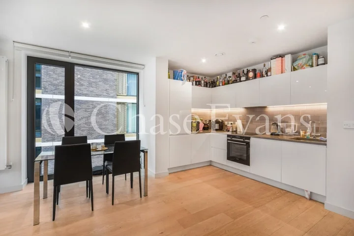 Flat Bradfield Road in Greater London