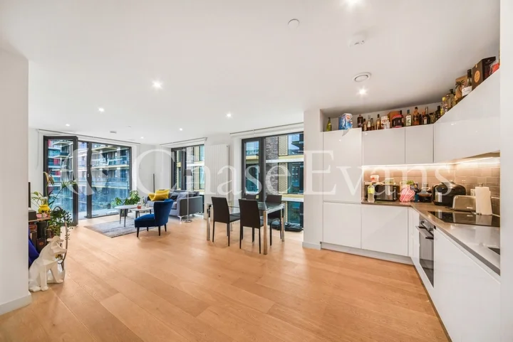 Flat Bradfield Road in Greater London