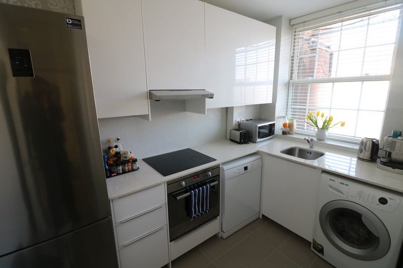 Room Becklow Gardens in Greater London