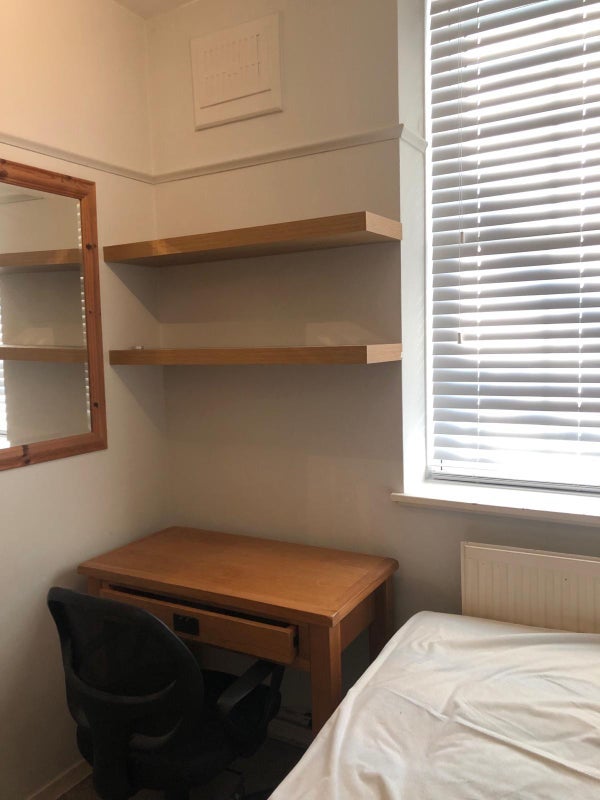 Room Becklow Gardens in Greater London