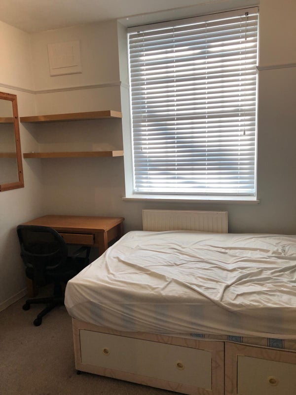 Room Becklow Gardens in Greater London