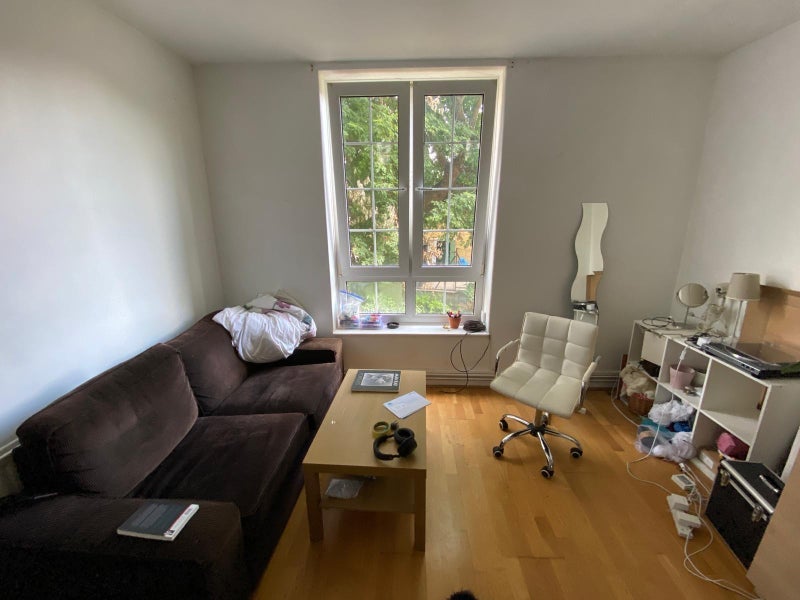 Flat Prusom Street in Greater London