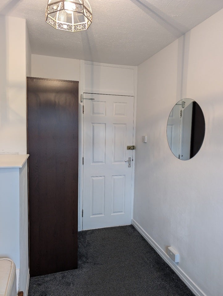 Room Woburn Avenue in Greater London