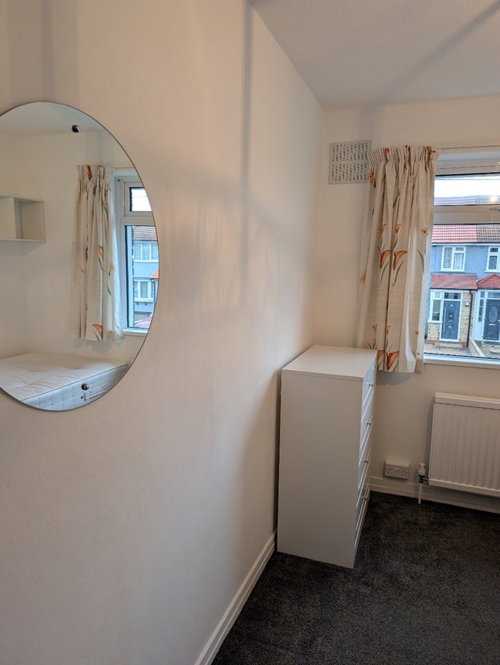Room Woburn Avenue in Greater London