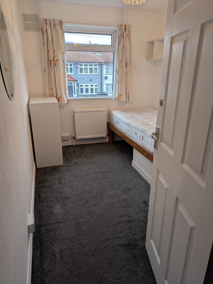 Room Woburn Avenue in Greater London