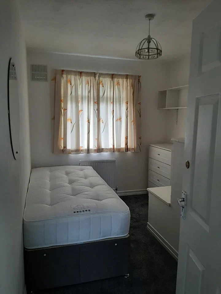 Room Woburn Avenue in Greater London