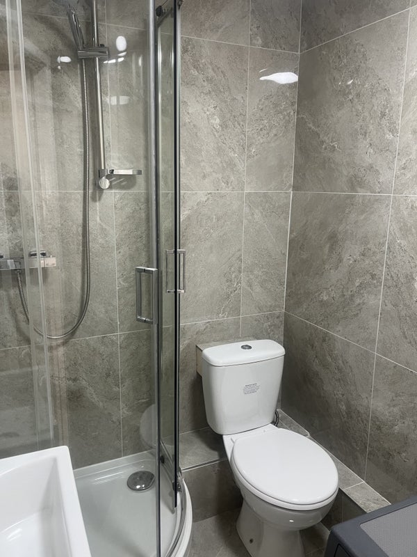 Room Shropshire Close in Greater London
