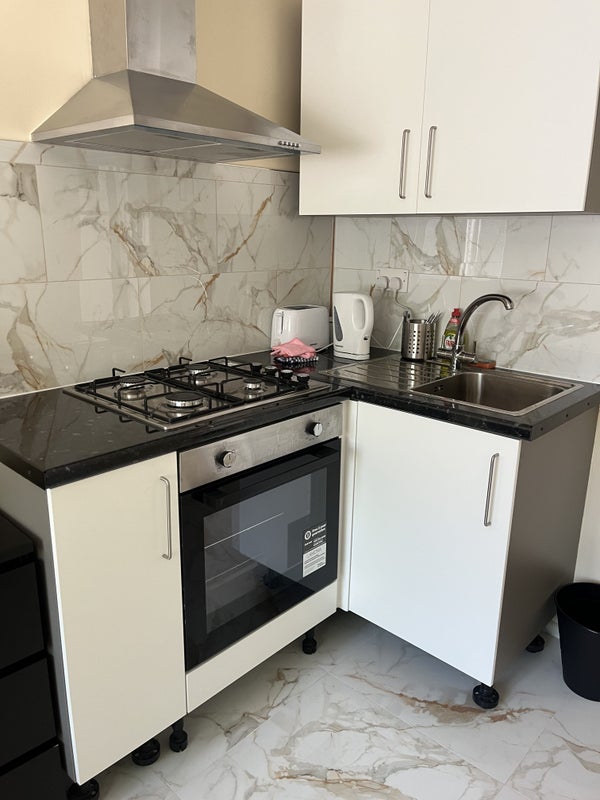 Room Shropshire Close in Greater London