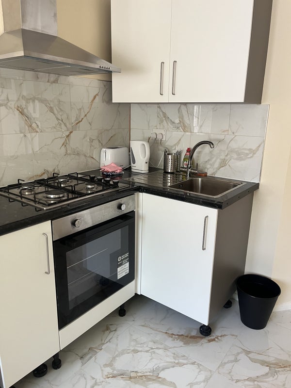 Room Shropshire Close in Greater London