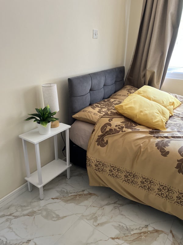 Room Shropshire Close in Greater London