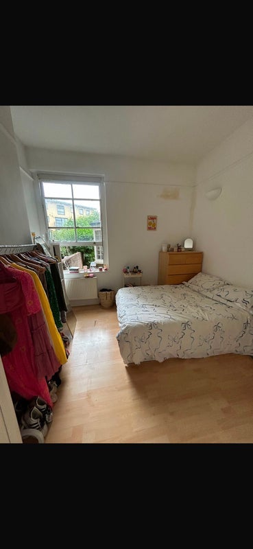 Room Crewdson Road in Greater London