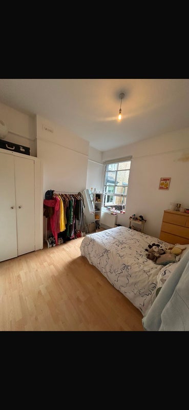Room Crewdson Road in Greater London
