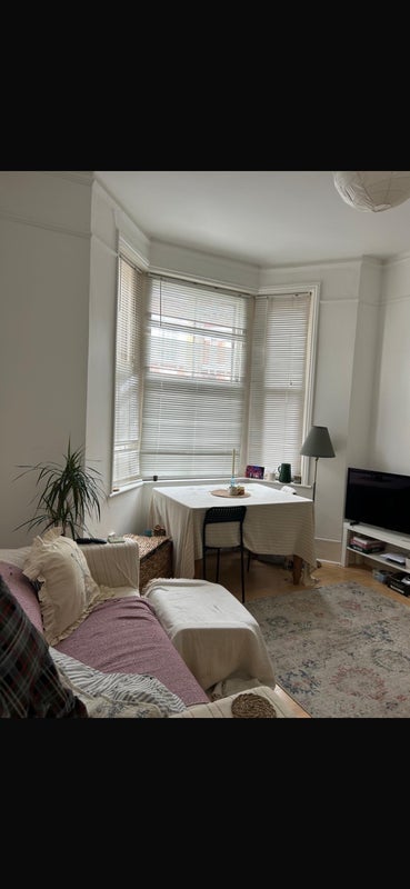 Room Crewdson Road in Greater London