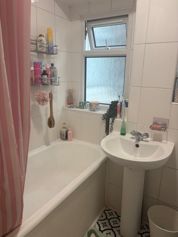 Room Crewdson Road in Greater London