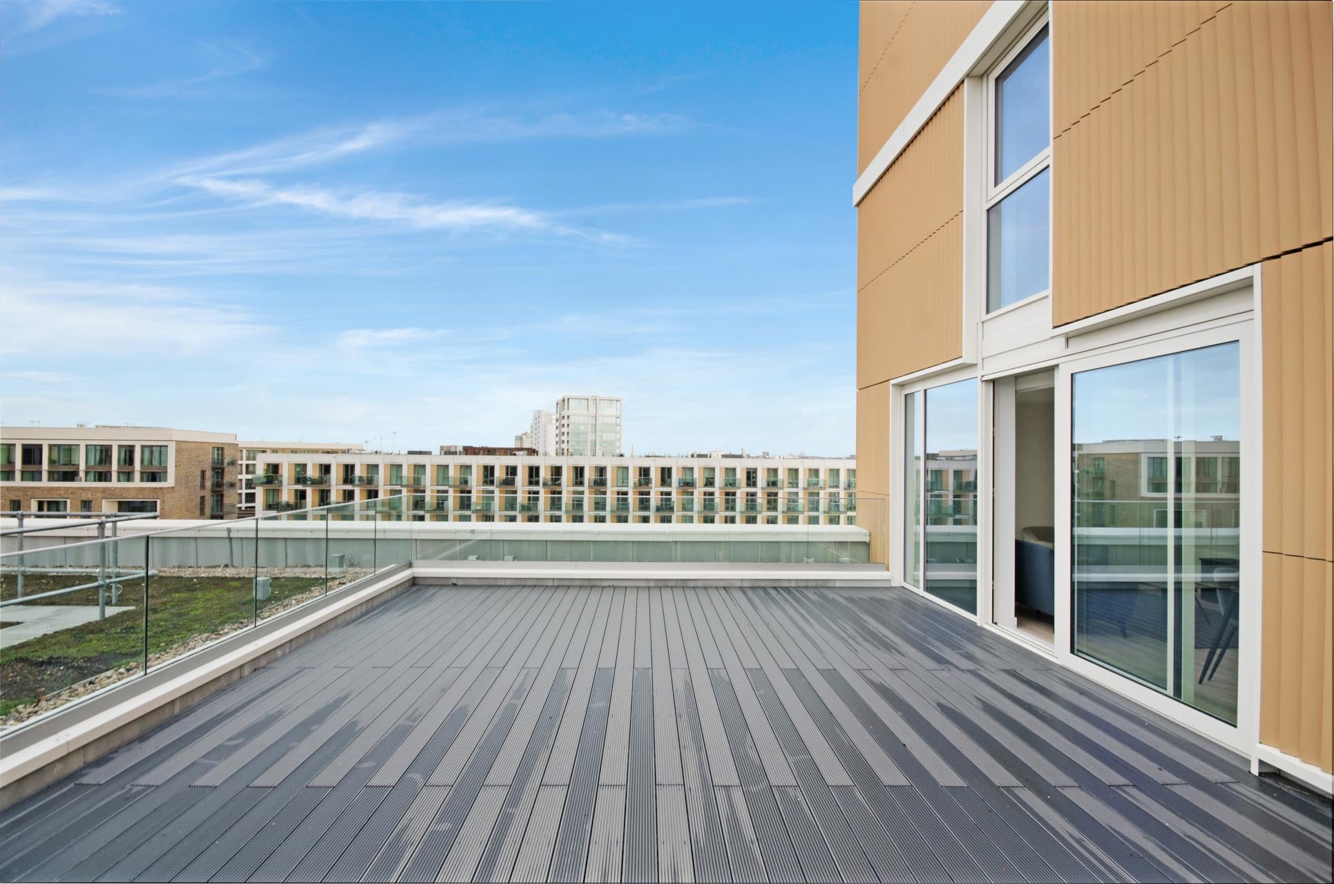 Flat Royal Crest Avenue in Greater London