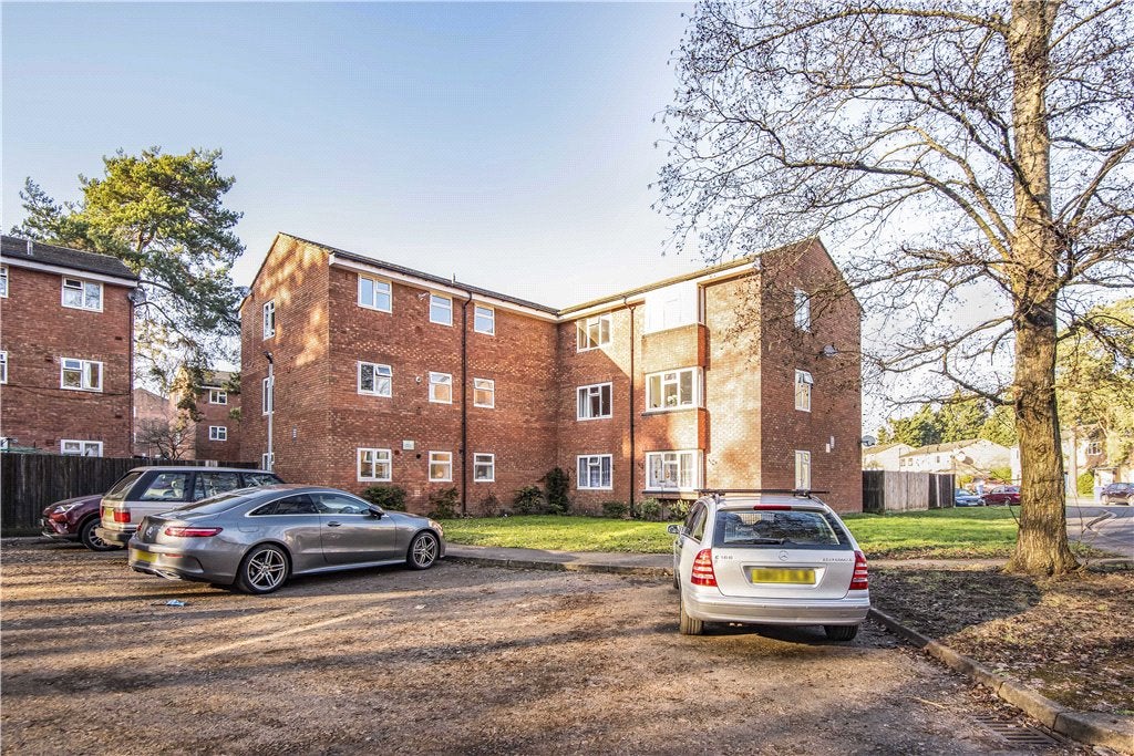 Flat Liddell Way in Ascot