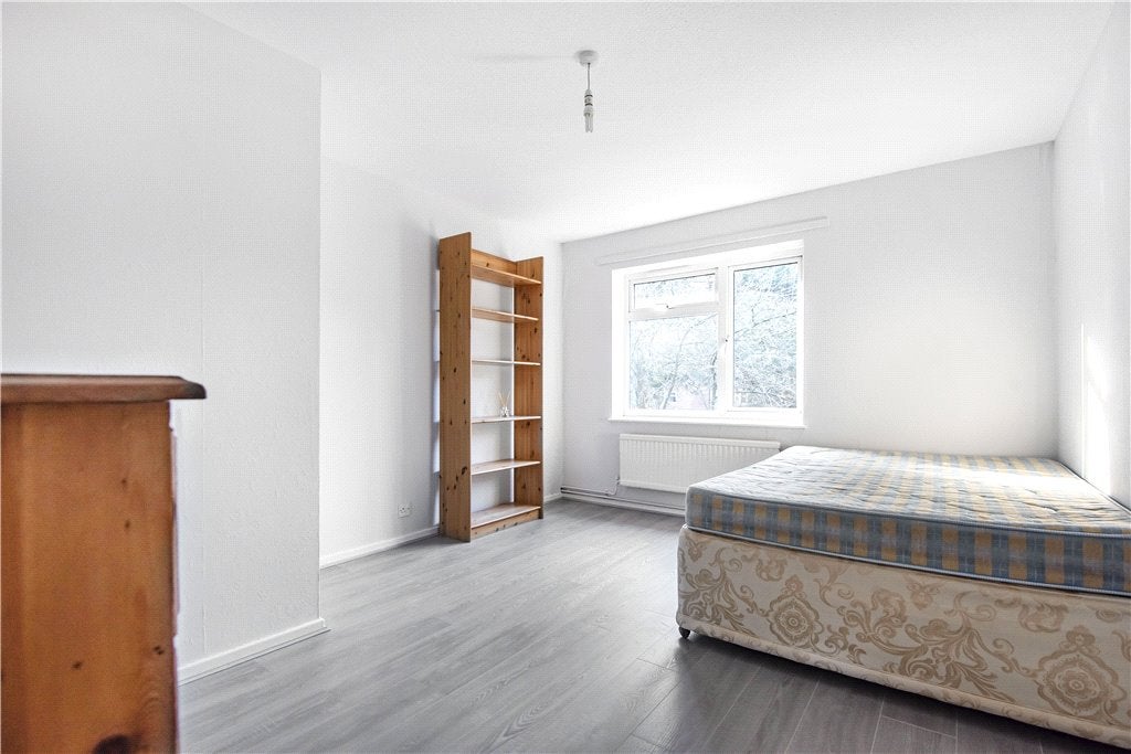 Flat Liddell Way in Ascot