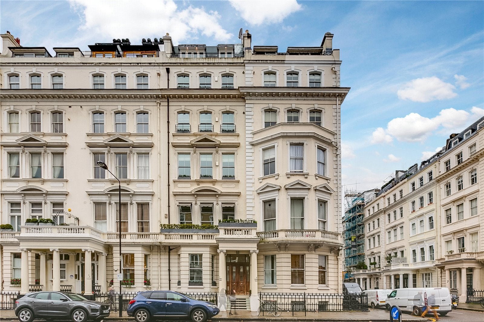 Flat Kynance Mews in Greater London