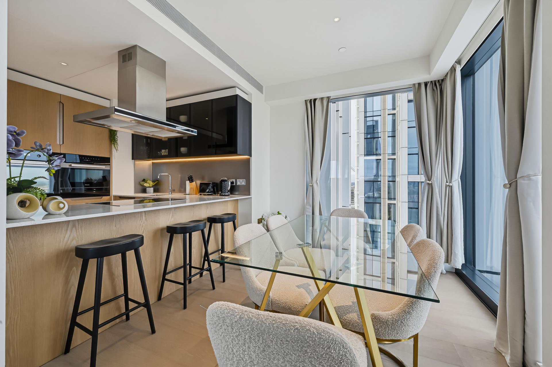 Flat Nine Elms Lane in Greater London