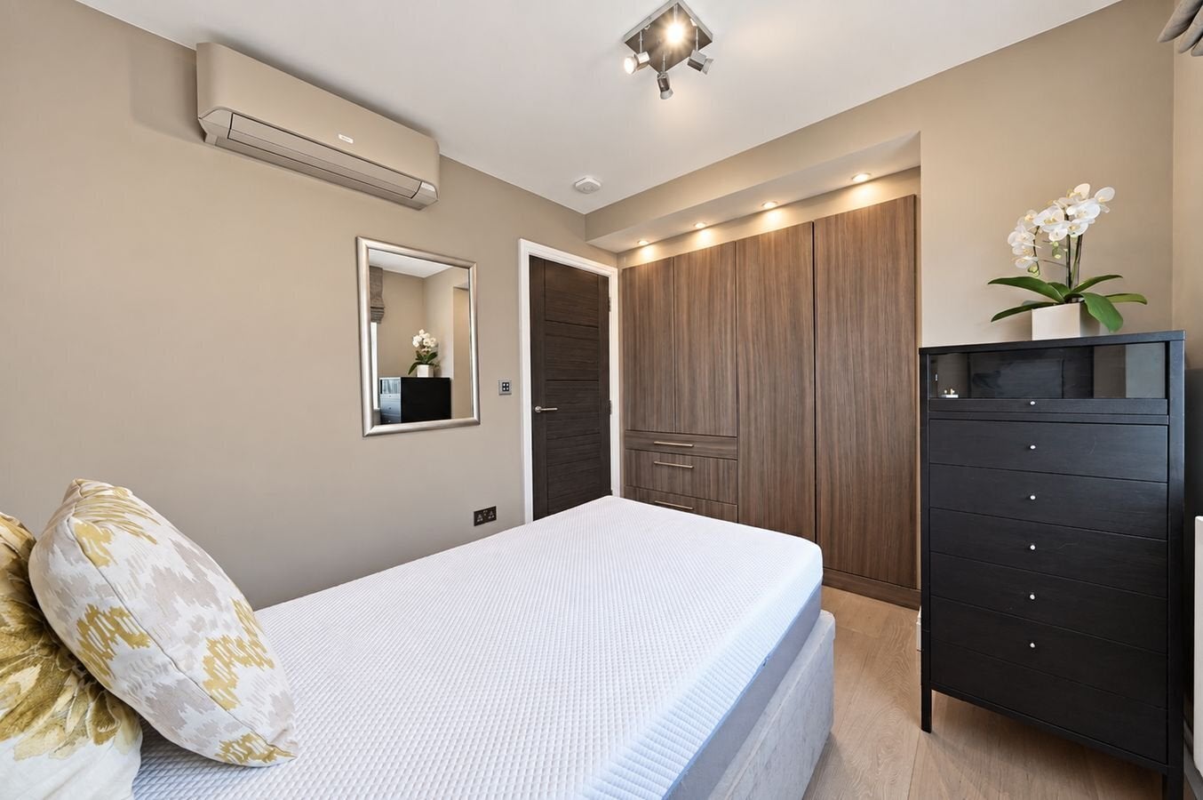 Flat Boydell Court in Greater London