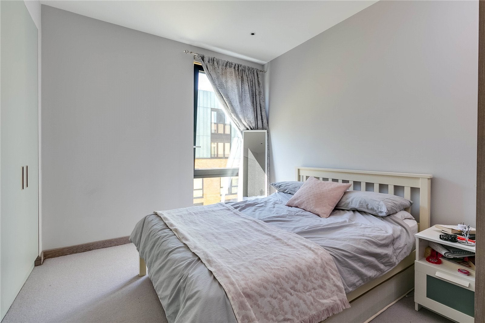 Flat Bellwether Lane in Greater London