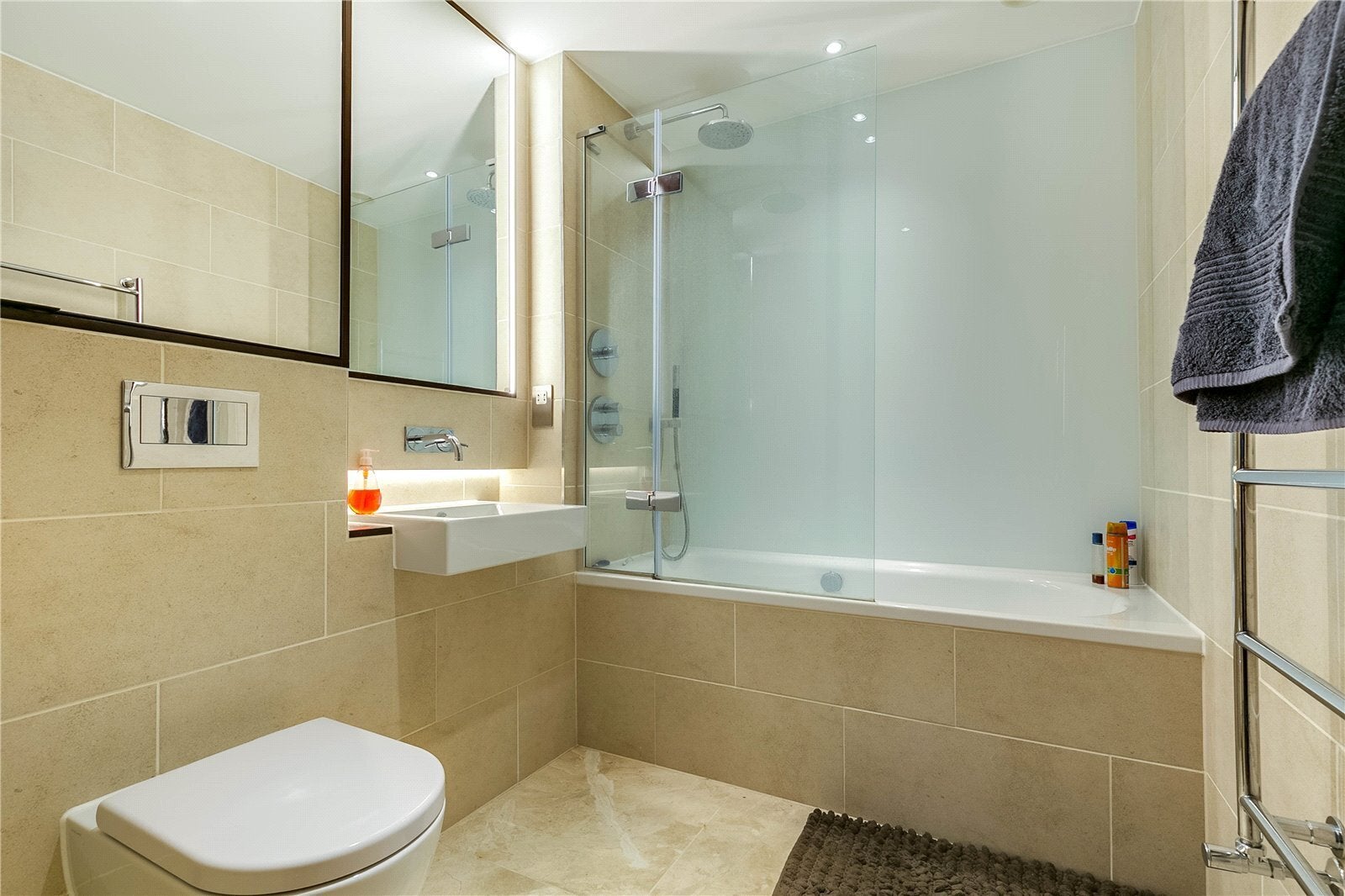 Flat Bellwether Lane in Greater London