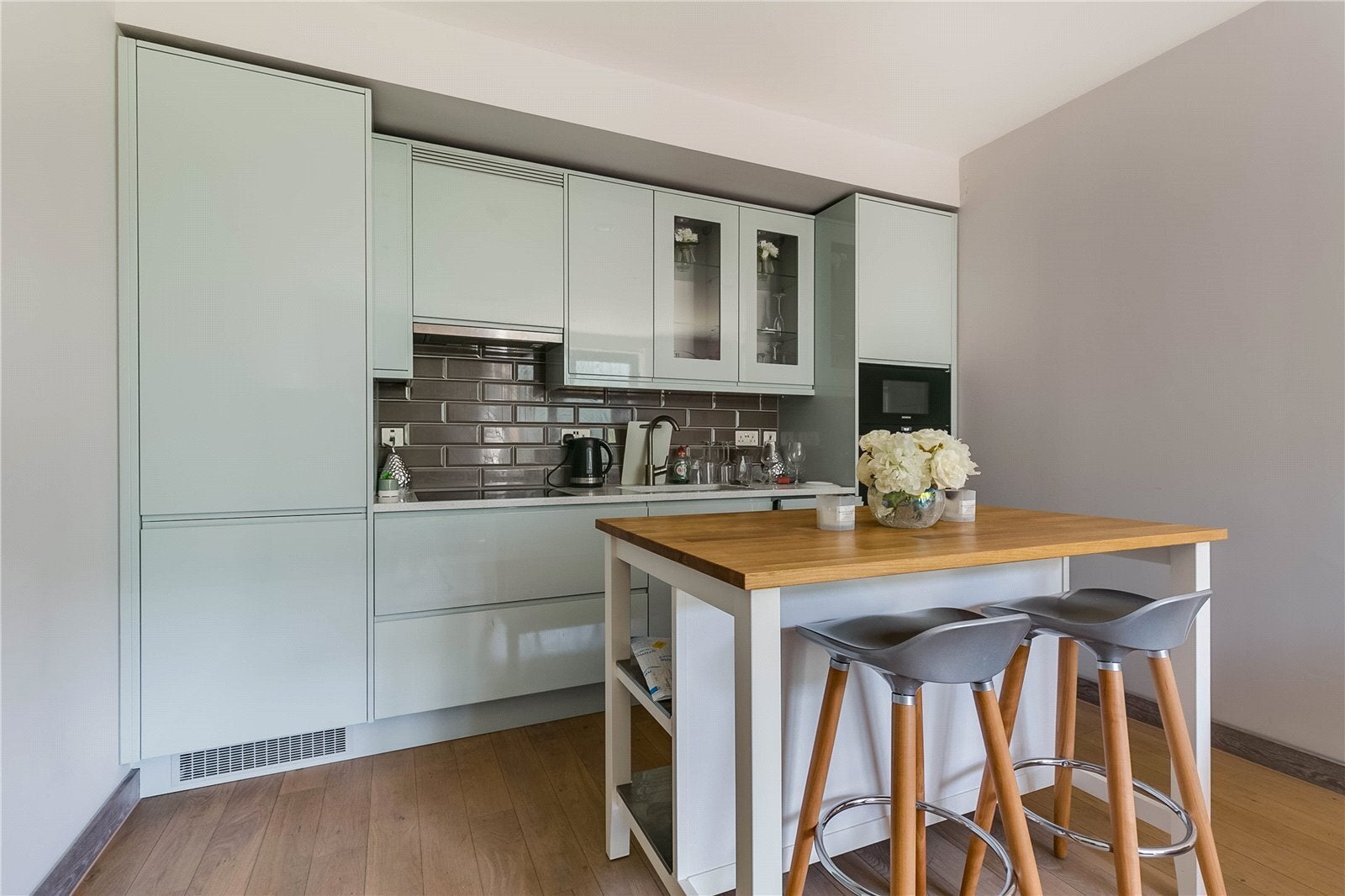 Flat Bellwether Lane in Greater London