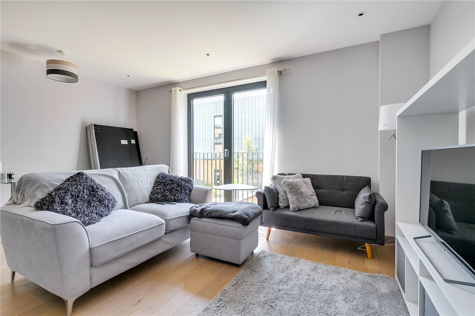 Flat Bellwether Lane in Greater London