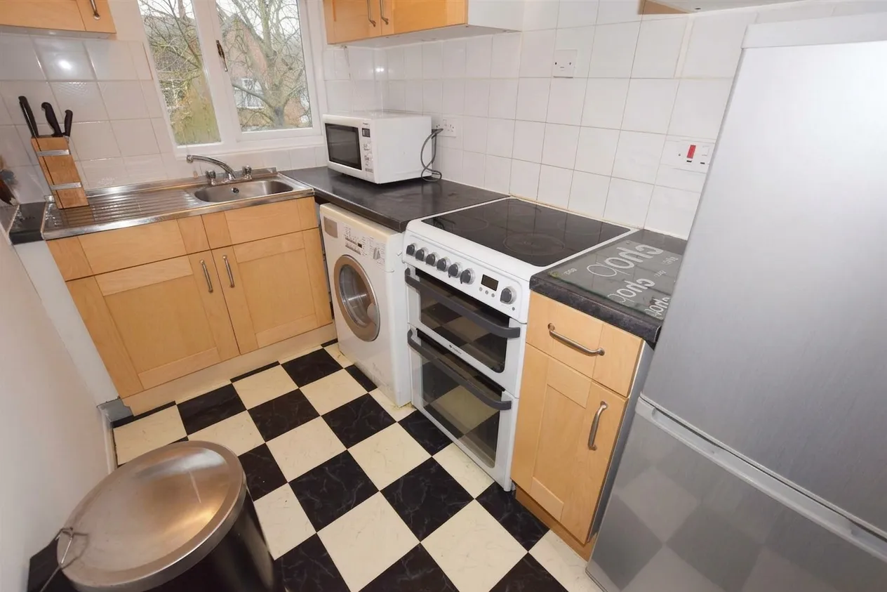 Flat Pasteur Close in Greater London