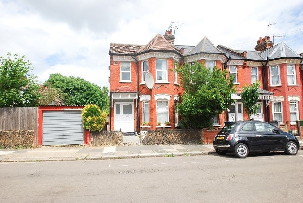 Flat Geary Road in Greater London