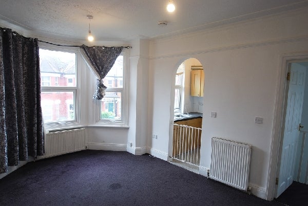 Flat Geary Road in Greater London