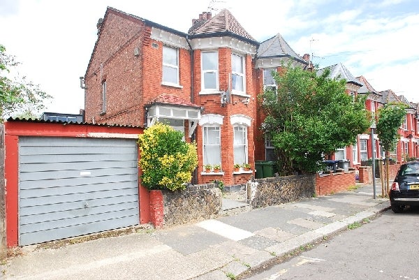 Flat Geary Road in Greater London