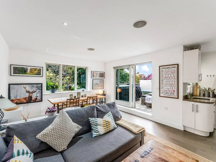 Flat Upper Richmond Road in Greater London