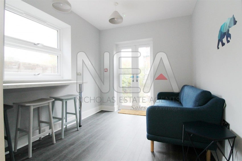Room Northfield Road in Reading