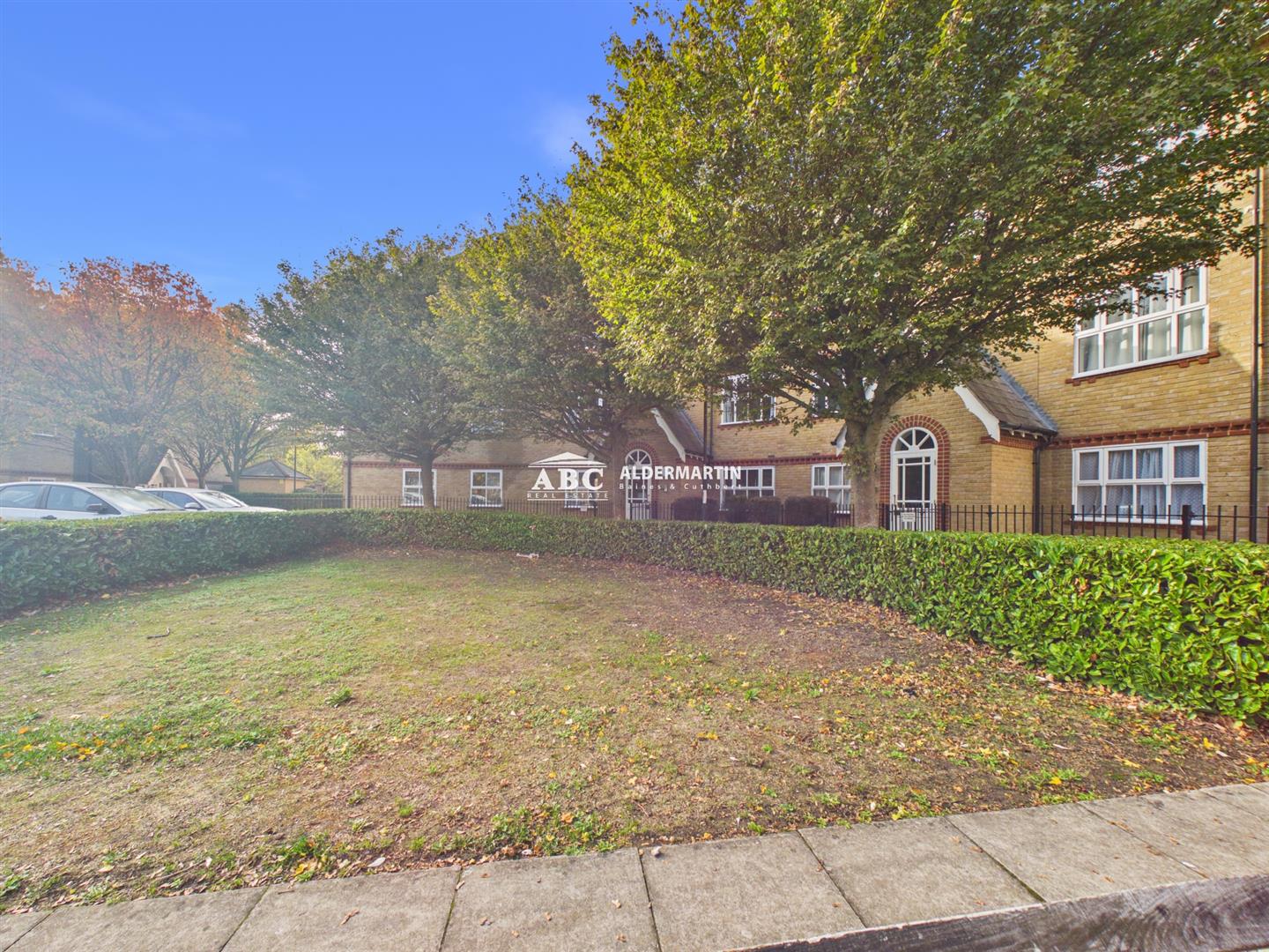 Flat Chamberlayne Avenue in Greater London