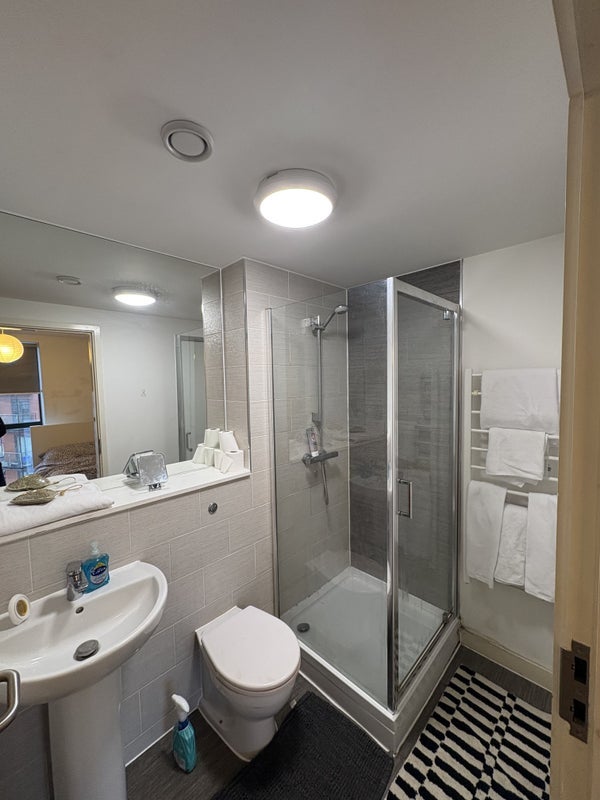 Room Bouverie Court in Leeds