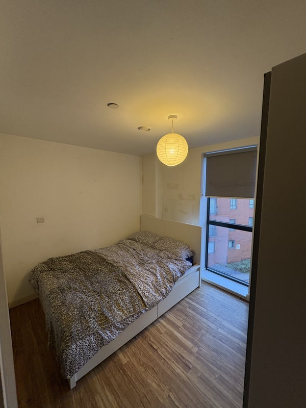 Room Bouverie Court in Leeds