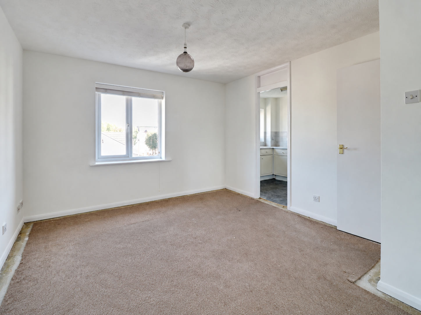 Flat Waterville Drive in Basildon