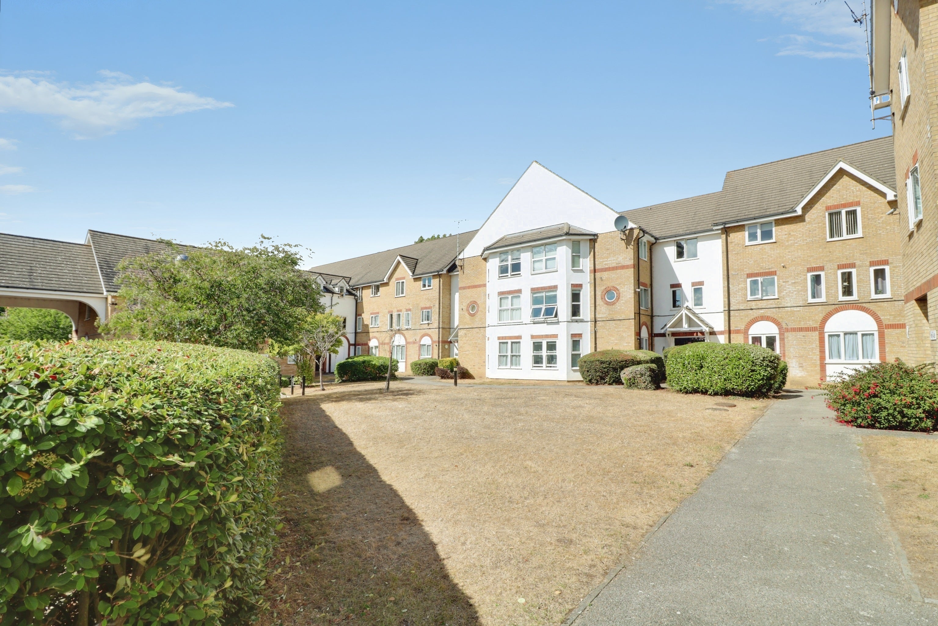 Flat Burnt Mills Road in Basildon