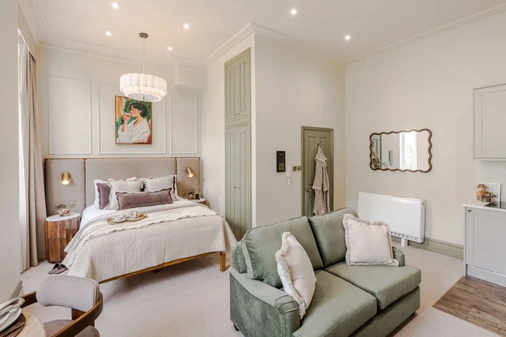 Flat Longridge Road in Greater London